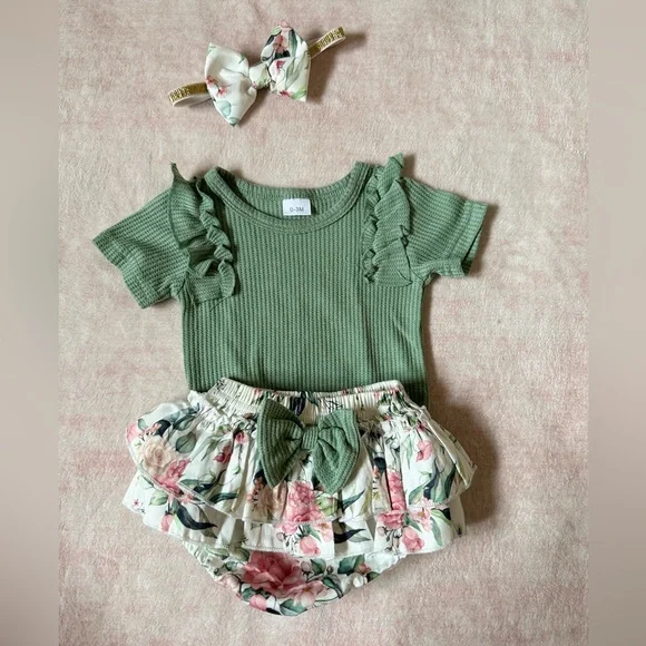 Green Ruffled Baby Bodysuit and Floral Bloomers Set - Picture 2 of 2